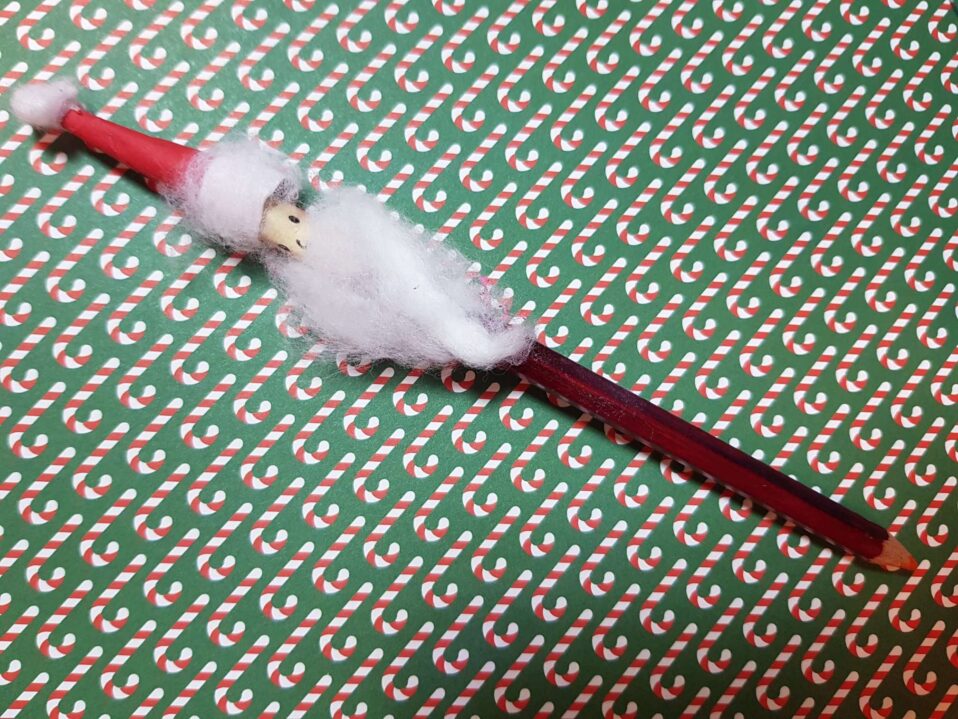 Stift mit Weihnachtsmanndekoration